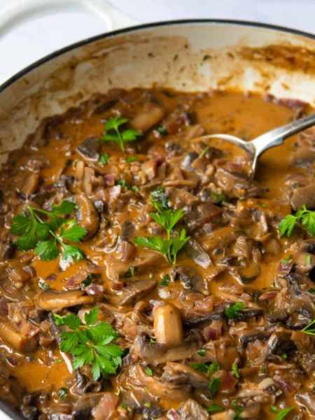 ONE POT VEGAN MUSHROOM STROGANOFF
