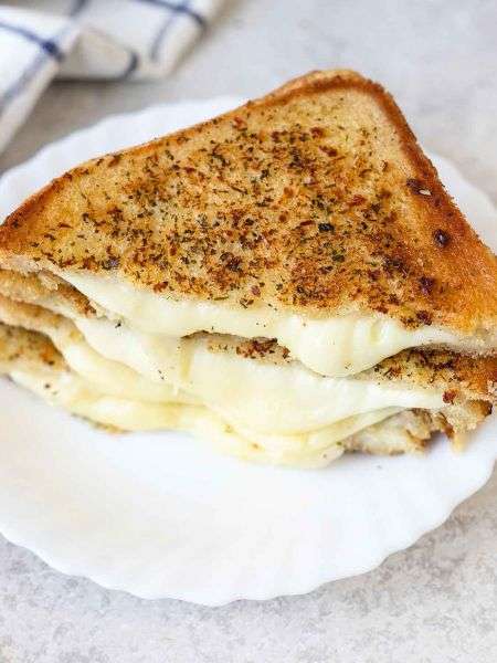 GARLIC BREAD GRILLED CHEESE

